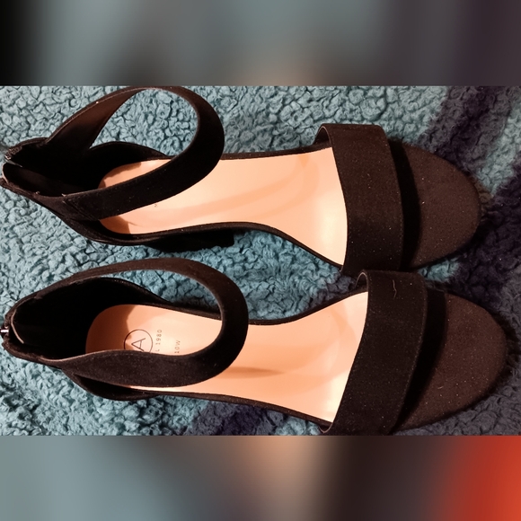 Open toe shoes - Picture 1 of 3